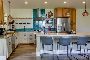 Modern Fairview Retreat: Spacious Deck + Mtn View!