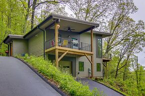 Modern Fairview Retreat: Spacious Deck + Mtn View!