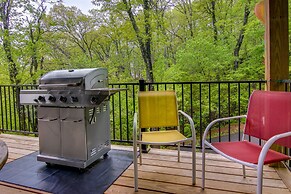 Modern Fairview Retreat: Spacious Deck + Mtn View!