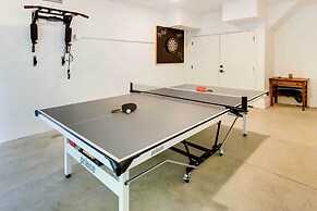 Modern Fairview Retreat: Spacious Deck + Mtn View!