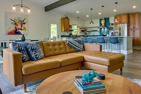 Modern Fairview Retreat: Spacious Deck + Mtn View!