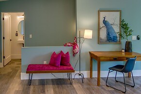 Modern Fairview Retreat: Spacious Deck + Mtn View!