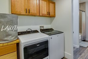 Modern Fairview Retreat: Spacious Deck + Mtn View!