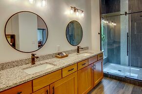 Modern Fairview Retreat: Spacious Deck + Mtn View!