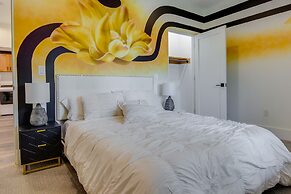 Modern Fairview Retreat: Spacious Deck + Mtn View!