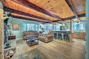 Game Room & Deck: Oso Cozy Cabin in Arnold!