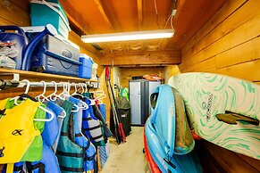 Lake Granbury Fishing Escape w/ Dock & Kayaks!