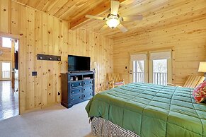 Spacious & Secluded Cabin: 25 Mi to Bentonville!