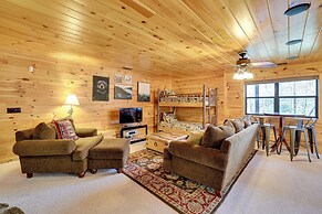 Spacious & Secluded Cabin: 25 Mi to Bentonville!