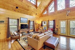 Spacious & Secluded Cabin: 25 Mi to Bentonville!