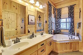 Spacious & Secluded Cabin: 25 Mi to Bentonville!