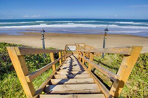 Resort Lincoln Condo w/ Ocean Views & Pool Access!