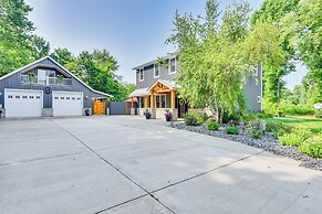 Benton Harbor Apt w/ Balcony + Fire Pit