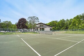 Harbor Springs Condo w/ Fireplace Near Skiing!