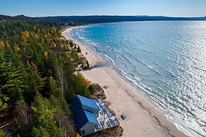 Harbor Springs Condo w/ Fireplace Near Skiing!