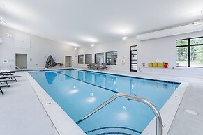 Harbor Springs Condo w/ Fireplace Near Skiing!