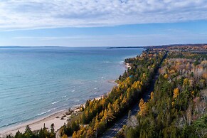 Harbor Springs Condo w/ Fireplace Near Skiing!