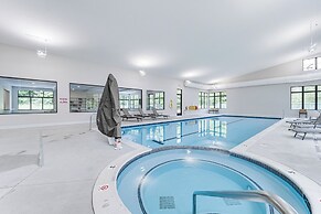 Harbor Springs Condo w/ Fireplace Near Skiing!