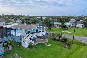 Cabana Breeze' Rockport Rental: 2 Blocks to Bay!