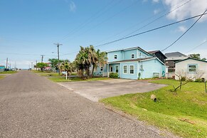 2 Blocks to Bay: Cabana Breeze' Rockport Rental!