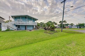 2 Blocks to Bay: Cabana Breeze' Rockport Rental!