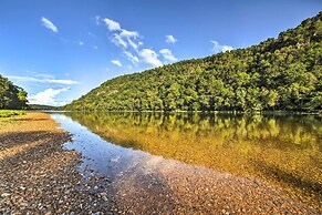Cozy Waterfront Cottage w/ Deck on White River!