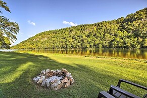 Cozy Waterfront Cottage w/ Deck on White River!