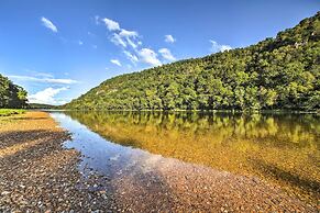Cozy Waterfront Cottage w/ Deck on White River!