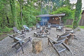 Luxury Pearcy Cabin w/ 5 Private Acres + Hot Tub!