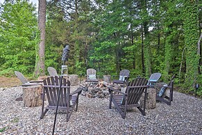 Luxury Pearcy Cabin w/ 5 Private Acres + Hot Tub!