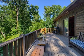 Luxury Pearcy Cabin w/ 5 Private Acres + Hot Tub!