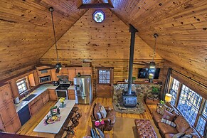 Luxury Pearcy Cabin w/ 5 Private Acres + Hot Tub!
