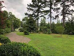 Luxury Pearcy Cabin w/ 5 Private Acres + Hot Tub!