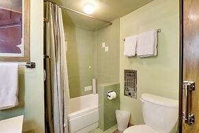 Quaint + Rustic A-frame < 5 Mi to Plumas-eureka!