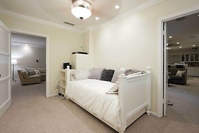 Bakersfield Oasis: Sweet Tropical Pool Setup!