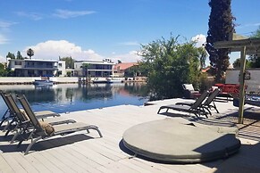 Lakefront Tempe House w/ Sun Deck, Hot Tub & Boats
