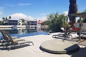 Lakefront Tempe House w/ Sun Deck, Hot Tub & Boats