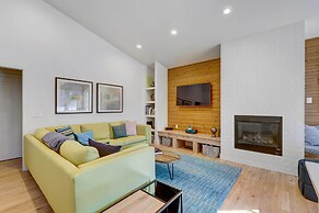 Fireplace & Deck: Modern Cabin in Grand Lake!