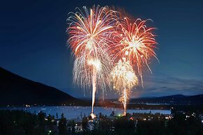 Fireplace & Deck: Modern Cabin in Grand Lake!