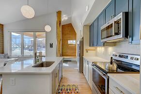 Fireplace & Deck: Modern Cabin in Grand Lake!