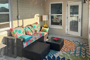 Bright Bungalow With Porch: Walk to Ormond Beach!
