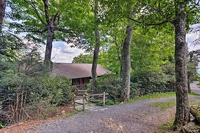 Cabin w/ Hot Tub & Mountain Views < 5 Mi to Boone