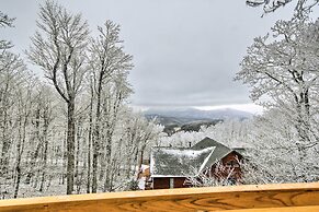Cabin w/ Hot Tub & Mountain Views < 5 Mi to Boone
