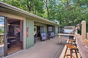 Cabin w/ Hot Tub & Mountain Views < 5 Mi to Boone