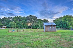 Country-chic Studio w/ Pool + Stable Access!