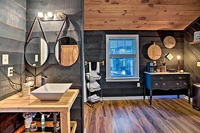 Country-chic Studio w/ Pool + Stable Access!