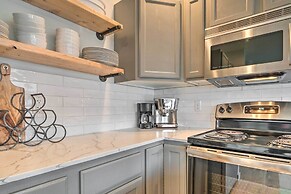 Chic Chelan Condo w/ Balcony, Walk to Lake & Dtwn!