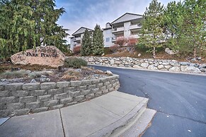 Chic Chelan Condo w/ Balcony, Walk to Lake & Dtwn!