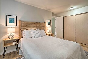 Chic Chelan Condo w/ Balcony, Walk to Lake & Dtwn!