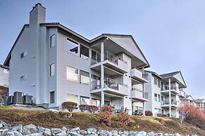 Chic Chelan Condo w/ Balcony, Walk to Lake & Dtwn!